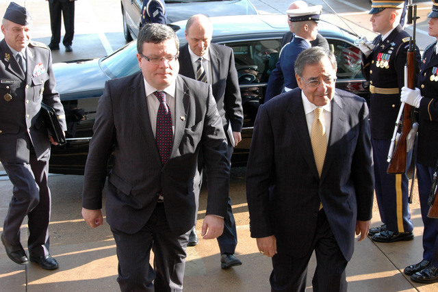 Alexandr Vondra a Leon Panetta společně vstupují do Pentagonu
