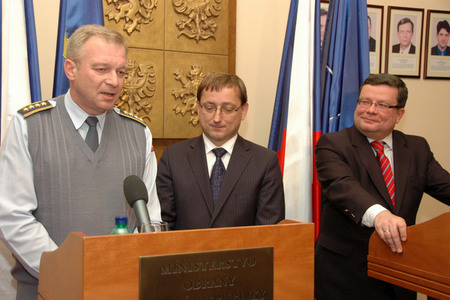 Z tiskové konference k letounům CASA. Zleva: náčelník GŠ AČR generál Picek, náměstek pro obranné akvizice Rudolf Blažek, ministr obrany A. Vondra