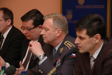 Zprava: Michael Hrbata, generál Vlastimil Picek, Alexandr Vondra