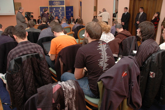Zástupci médií na tiskové konferenci