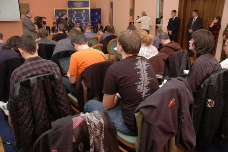 Zástupci médií na tiskové konferenci
