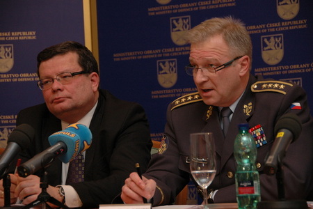 Zprava: náčelník Generálního štábu AČR armádní generál Vlastimil Picek a ministr obrany Alexandr Vondra