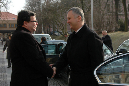 Alexandr Vondra vítá Dragana Šutanovace na ministerstvu obrany