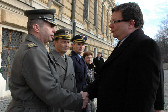 Ministr obrany se zdraví se členy srbské delegace