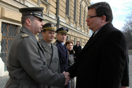 Ministr obrany se zdraví se členy srbské delegace