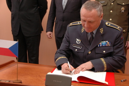Generál Bohuslav Dvořák podepisuje dohodu o spolupráci v oblasti ochrany proti zbraním hromadného ničení