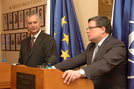 Ministři Vondra a Šutanovac na tiskové konferenci
