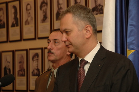 Srbský ministr obrany Dragan Šutanovac