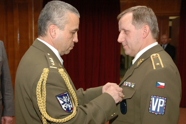 Milan Schulc uděluje Vladimíru Ložkovi kříž Vojenské policie