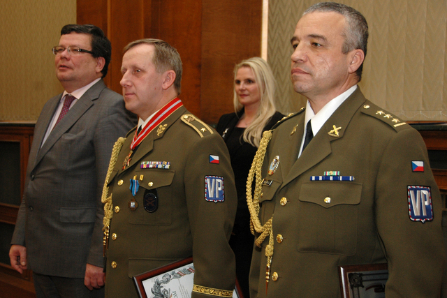 Zleva: Ministr obrany A. Vondra, brigádní generál Vladimír Ložek a plukovník gšt. Milan Schulc