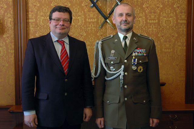 Ministr obrany a štábní praporčík Luděk Kolesa
