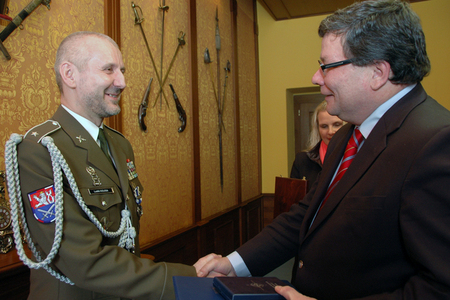 Český voják obdržel nejvyšší vyznamenání NATO