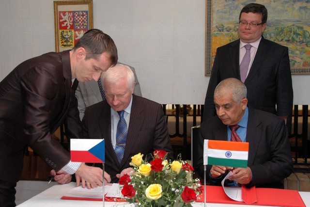 Z podpisu dohod na indickém velvyslanectví v Dillí 3