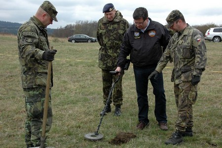 Vyhledávání zbytků munice si v Brdech vyzkoušel i ministr obrany Alexandr Vondra