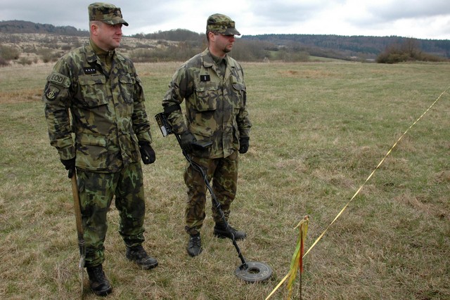 Pyrotechnici se soustředí na dopadové plochy - ve čtverci o rozeměrech 50 x 50 metrů prochází pyrotechnik s detektorem kovů. 