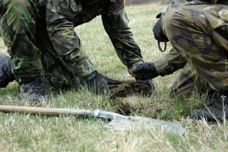 Ne vše, co vojáci najdou, je munice. Pyrotechnici už našli velké množství nejrůznějšího kovového šrotu.