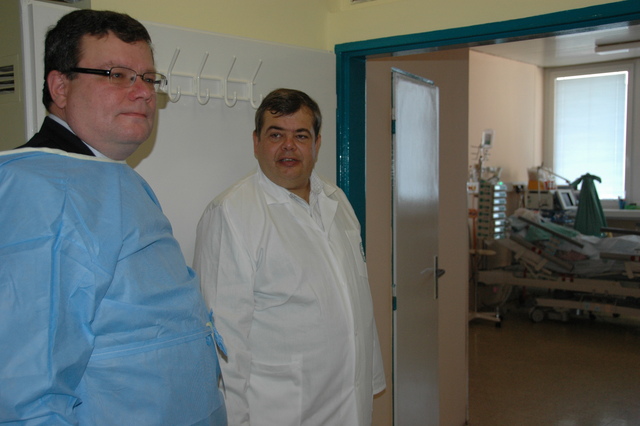 Ministr Alexandr Vondra s ředitelem nemocnice Markem Zemanem u jednotky intenzivní péče kliniky popáleninové medicíny Fakultní nemocnice Královské Vinohrady