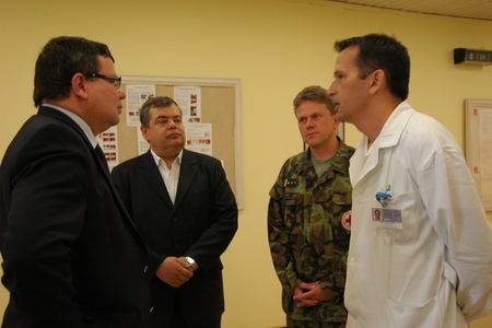 Alexandr Vondra navštívil vojáky ve vinohradské nemocnici