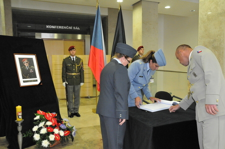 Mezi prvními kondolujícími byli nejvíce zastoupení vojáci a vojákyně Armády České republiky, pro které zůstává armádní generál Tomáš Sedláček velkým vzorem