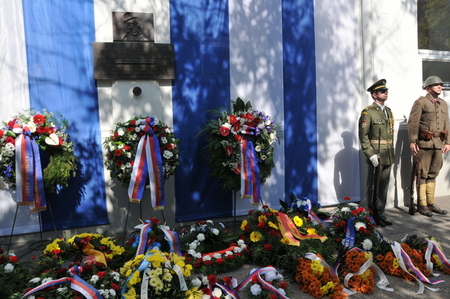 Smuteční věnce a kytice u pamětní desky věnované št. kapitánu Václavu Morávkovi