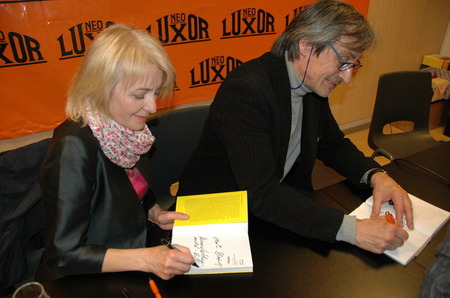 Na autogramiádu přišla svého muže podpořit i manželka Veronika Žilková