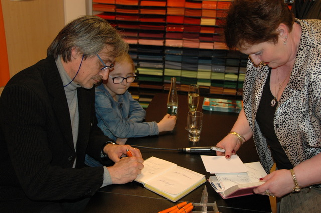 Martin Stropnický při podepisování zájemcům odpovídal na mnoho otázek