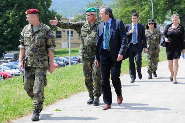 Ministr obrany navštívil centrum výcviku AČR