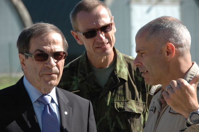 Nakládce munice přihlíželi kanadský velvyslanec Otto Jelinek a  ředitel Sekce podpory Ministerstva obrany brigádní generál Vladimír Halenka.
