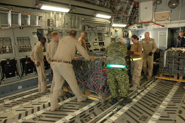 Nakládový prostor kanadského letounu C-17 GlobemasterIII zaplnil český dar iráckým Kurdům