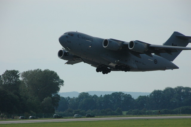 Krátce po 13 hodině letoun C-17 Globemaster III odletěl do Iráku