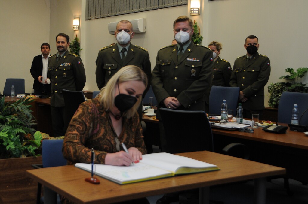 Ministryně se podepsala do kroniky Univerzity obrany