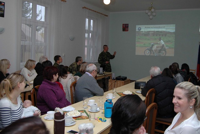 Sledování  prezentace o působení vojáků v africkém Mali