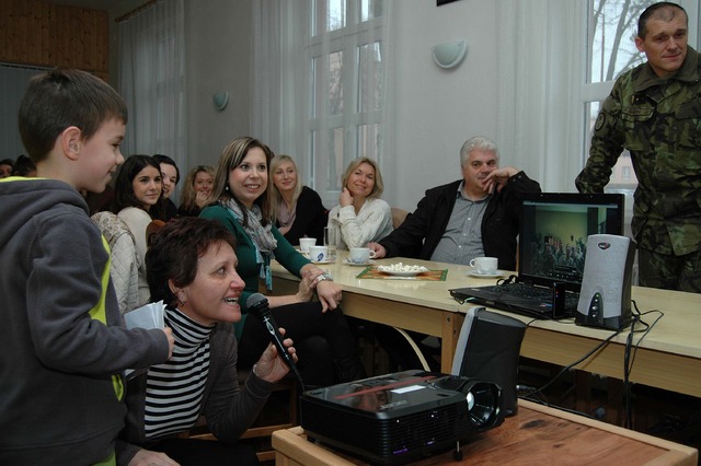 Předávání vzkazů a hovor rodinných příslušníků a blízkých s vojáky v Mali