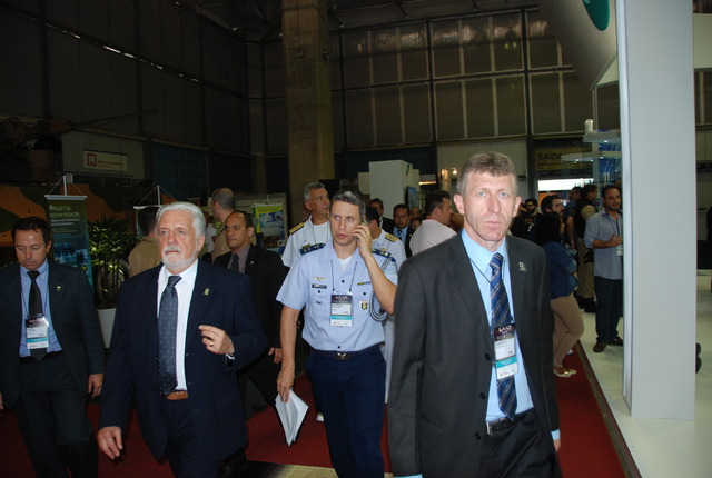 Z návštěvy ministra obrany Martina Stropnického na veletrhu LAAD 2015 (7)