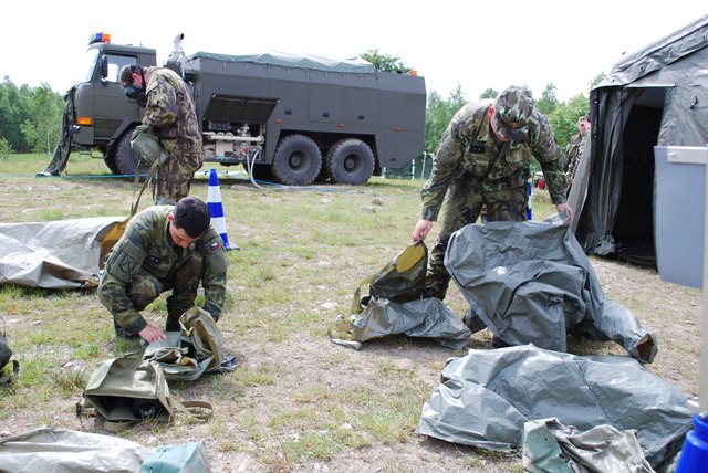 Po provedené dekontaminaci  si vojáci balí ochranné prostředky