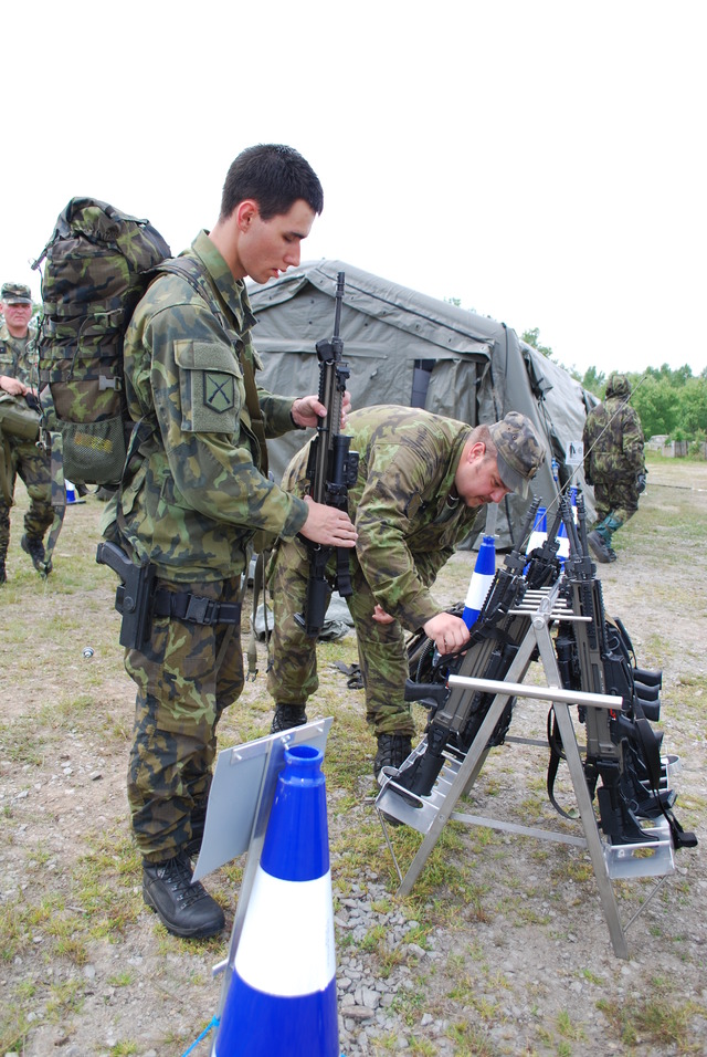 Vojáci odebírají na místě dekontaminace osobní zbraně