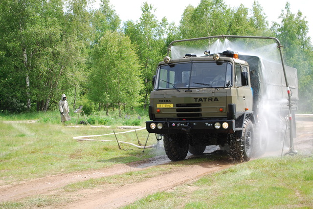 Pohled na místo dekontaminace bojové techniky