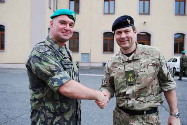 Generála Richarda Nixon-Eckersalla přivítal plukovník gšt. Martin Odráška v Kasárnách 6. října.