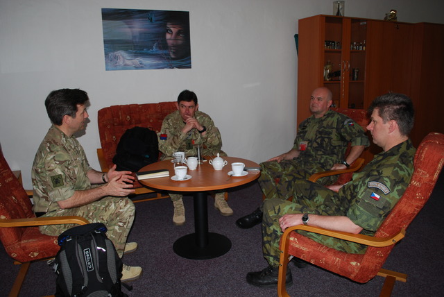 Při společném jednání byl přítomen i zástupce velitele velitelství brchbo pro ARRC podplukovník Simon J. Canning (uprostřed).