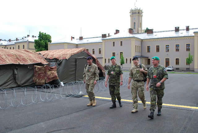 Generál Nixon-Eckersall navštívil stanové velitelství, které bylo vybudováno pro cvičení Yellow Cross 2015