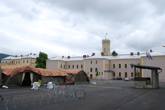 Na nástupišti v kasárnách vyrostlo stanové velitelství.