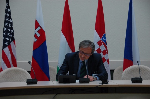 Ministr obrany Martin Stropnický podepisuje Memorandum o porozumění