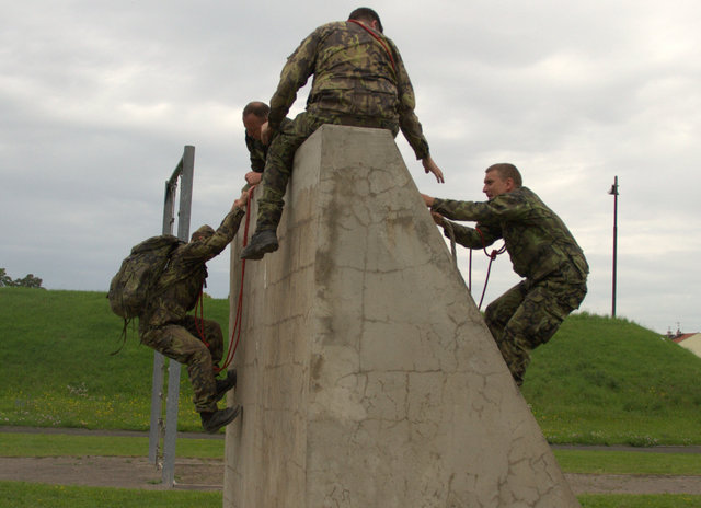 Příslušníci čety AZ při týmovém zdolávání jedné z překážek NATO dráhy