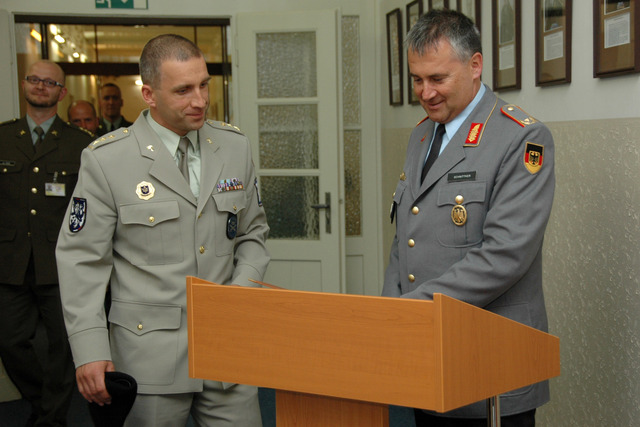 Z návštěvy Hlavního velitelství VP, kde se uskutečnilo hlavní jednání. Udo Schnittker se zde také podepsal do pamětní knihy