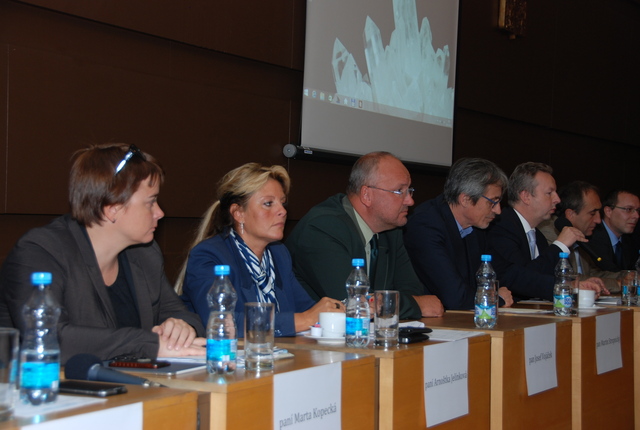 Za resort obrany vedle ministra dorazili ředitelka odboru pro řízení organizací Marta Kopecká, místopředsedkyně komise pro optimalizaci újezdů Arnoštka Jelínková, ředitel Vojenských lesů a statků Josef Vojáček a další