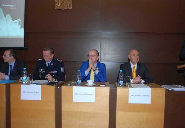 Zprava: příbramský starosta Jindřich Vařeka, náměstek středočeského hejtmana Marek Semerád, náměstek ředitele pořádkové policie plk. Antonín Kreml