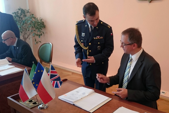 Ze slavnostního aktu podpisu nové rámcové smlouvy o servisní podpoře vrtulníků Sokol 1