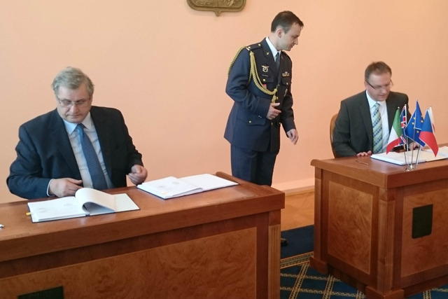 Ze slavnostního aktu podpisu nové rámcové smlouvy o servisní podpoře vrtulníků Sokol 2