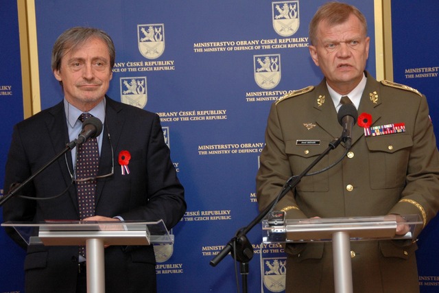 Ministr obrany a náčelník generálního štábu na tiskové konferenci k novým programům pro válečné veterány