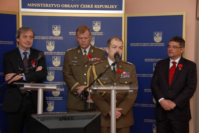 Ředitel odboru pro válečné veterány plukovník Eduard Stehlík představil dotační programy pro nestátní neziskové organizace. Vpravo náměstek ministra Tomáš Kuchta